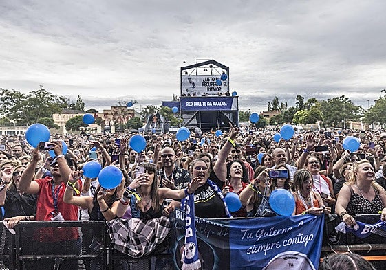 Público, en el aparcamiento de la catedral durante el concierto de Bustamante del festival Gran Reserva.