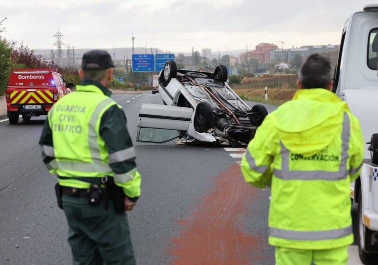 Cinco heridos en un accidente tras un vuelco y un choque en cadena en Logroño