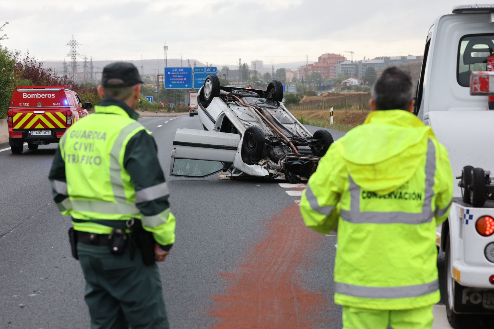 Cinco heridos en un accidente tras un vuelco y un choque en cadena en Logroño