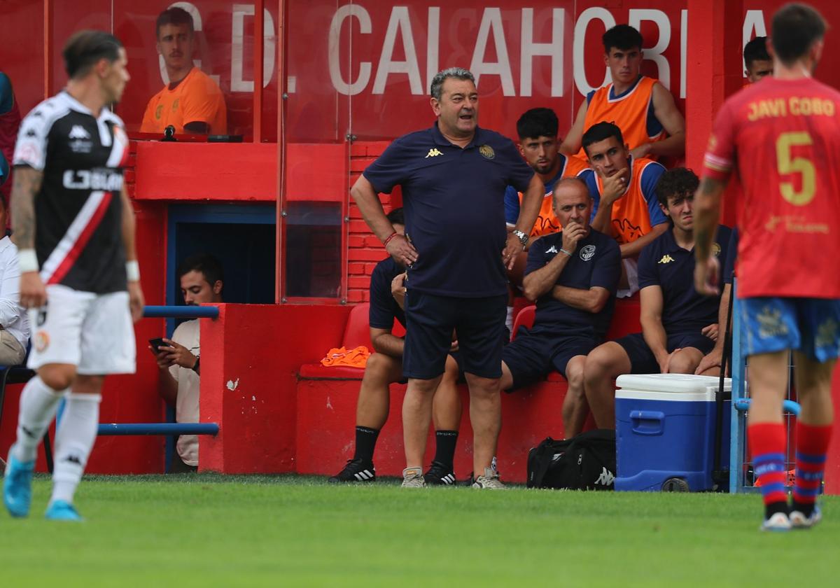 Carlos Pouso, en el banquillo de La Planilla, en el primer partido de liga.