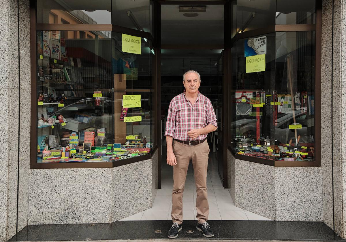 Imagen principal - Jesús Francia, en la entrada de su tienda, donde se venden desde artículos de papelería hasta cuchillos y cazuelas. 