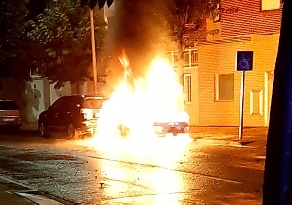 Arden dos vehículos en un incendio en Oyón