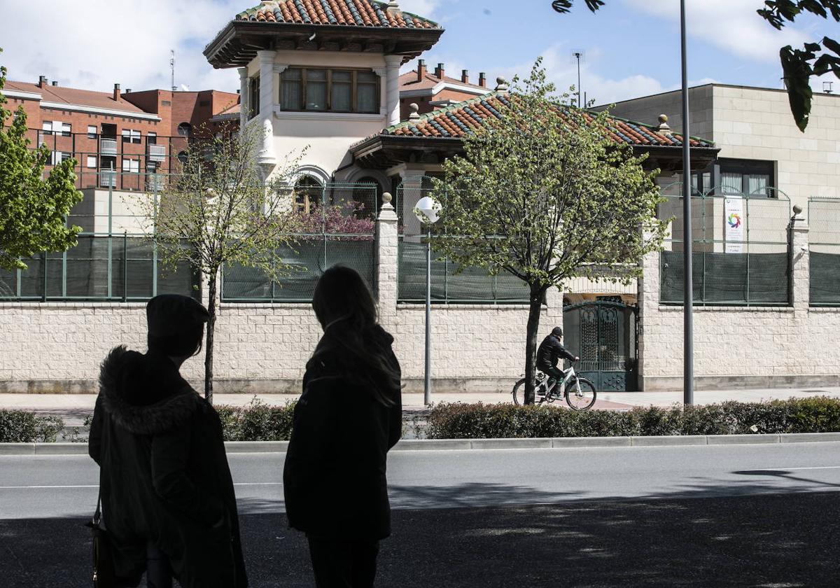 Un centro al completo a la espera de solución