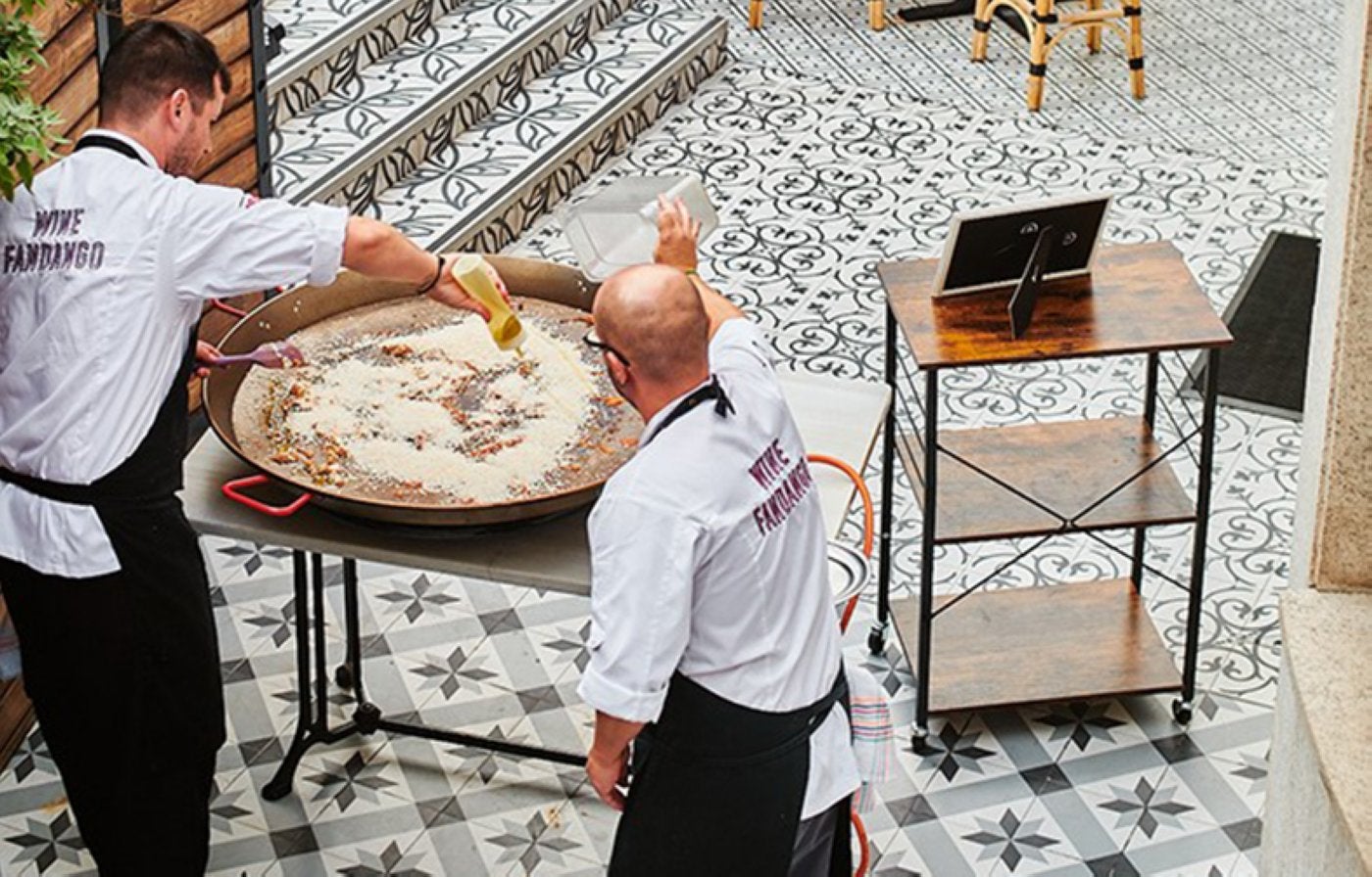 Elaboración de una paella en la terraza de Wine Fandango.