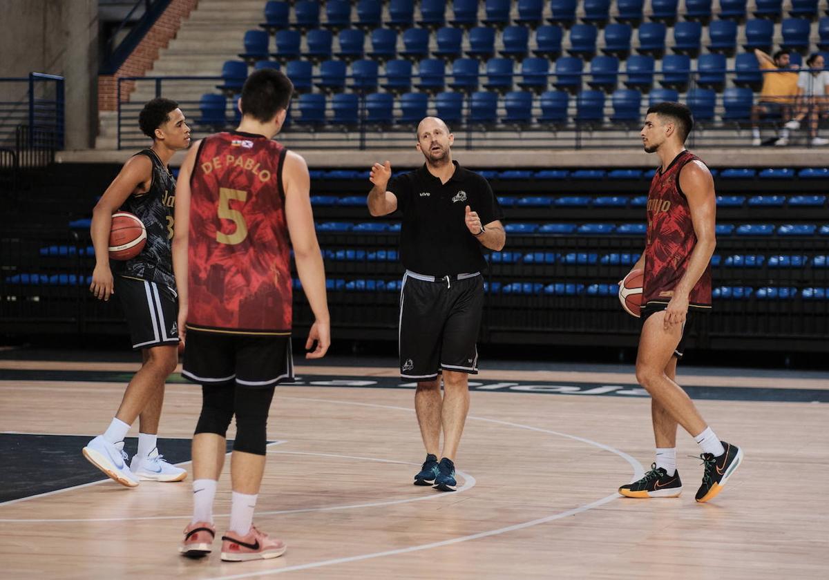 Jorge Serna habla con sus jugadores en un entrenamiento.