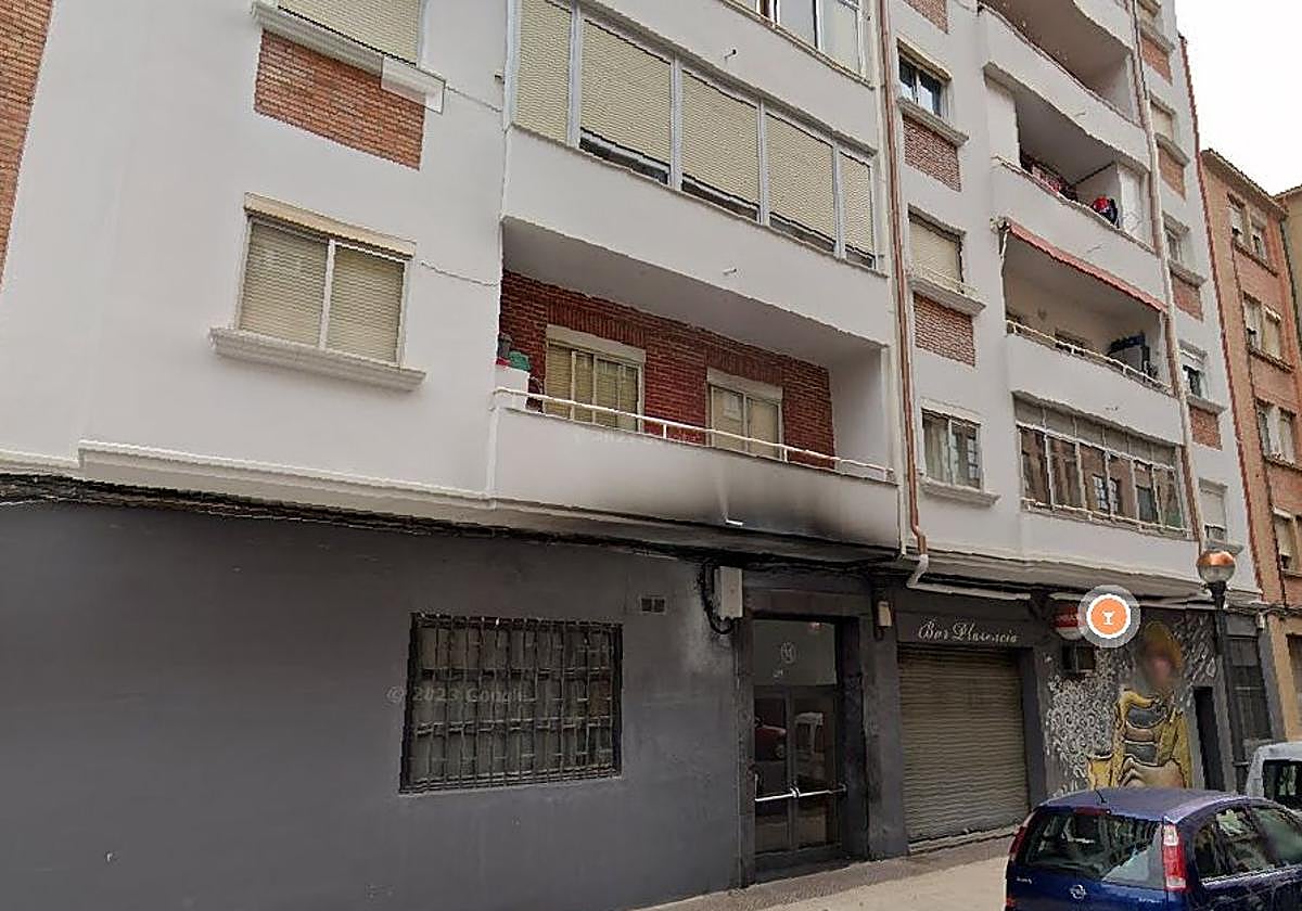 Portal de la vivienda afectada por el fuego.