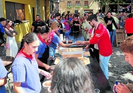 El sol ilumina El Cortijo y los vecinos se alinean para la degustación.