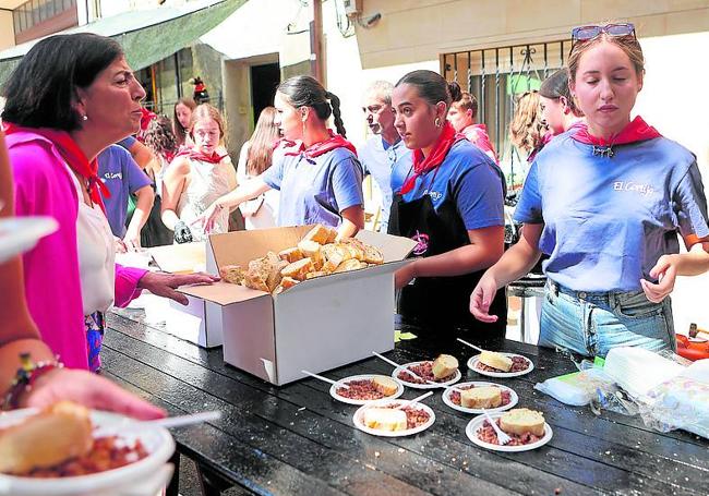 Todas las manos dispuestas para abastecer al público.