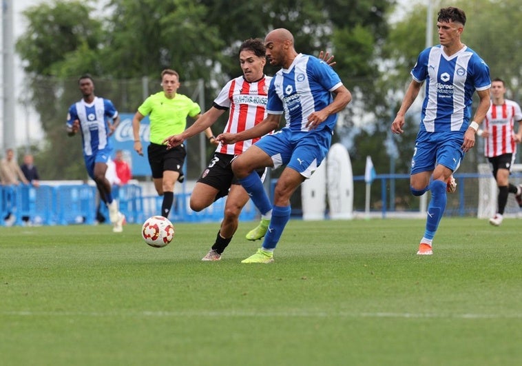 Dos jugadores pugnan por el balón durante el encuentro en Vitoria.