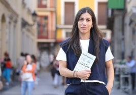 Carmen Sánchez Alegre, con su libro.