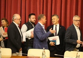 Concejales del equipo de gobierno, con el alcalde al frente, a la entrada al salón de plenos de Logroño.