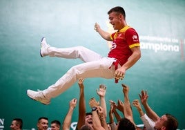 Loza es manteado por familiares y amigos tras ganar el oro en el Mundial sub'22.