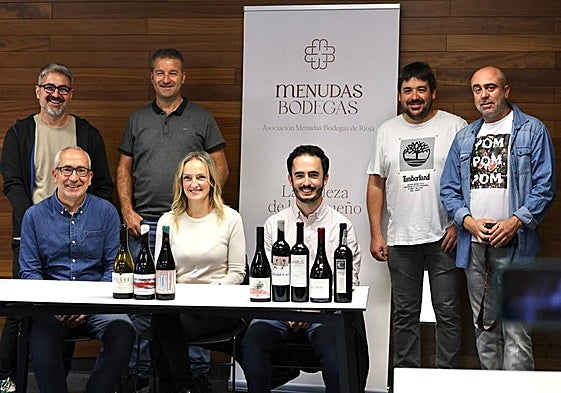 Rufino Lecea, Elena Corzana y Adrián Moreno. De pie, Antonio Larrea, Jaime Ruiz, Óscar Pérez y Jairo Morga.