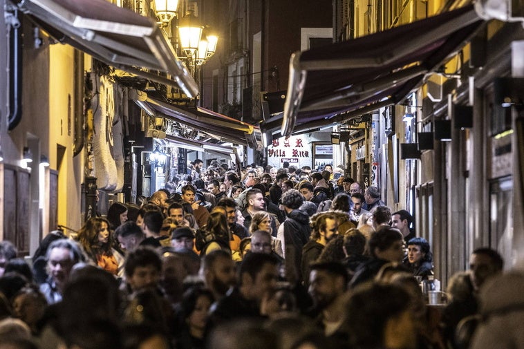 Calle Laurel, a rebosar, una noche de fiesta, en una imagen de archivo.