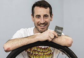 Juan Carlos Escolar posa con una medalla y una camiseta de la Transibérica.