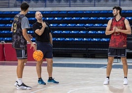 Serna habla animosamente con Arbosa y Ayesa en el entrenamiento del martes.