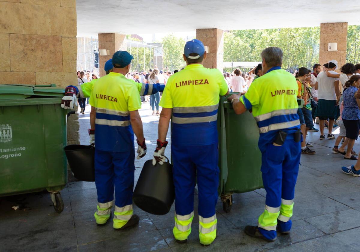 Brigada de limpieza en un pasado disparo del cohete anunciador de las fiestas de San Mateo.