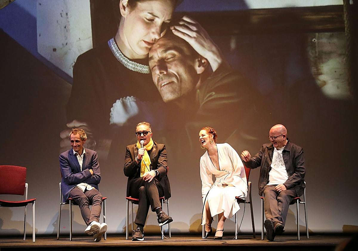 Diego Pérez y parte del equipo de 'Carillón', este jueves en el estreno.