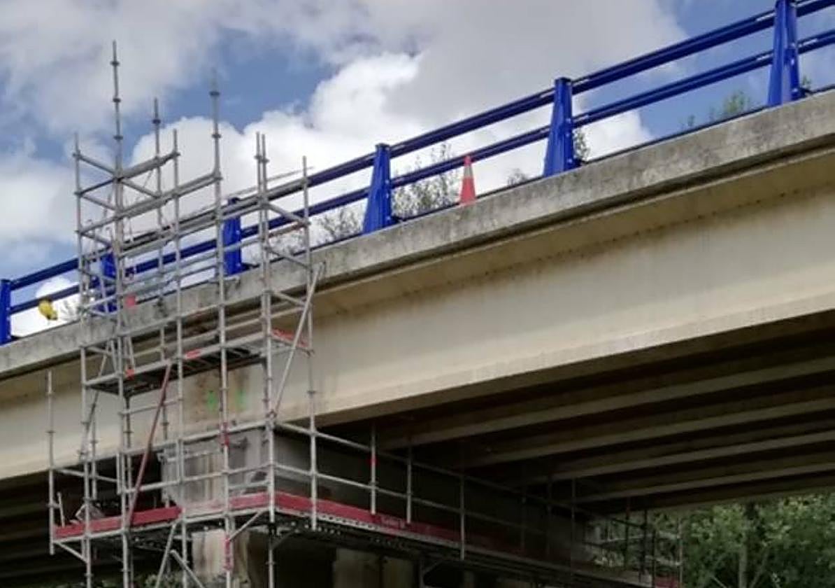 Puente sobre el río Tirón.