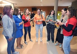 La responsable de la unidad de Igualdad y Género de la UR, Andrea Gutiérrez; junto a la vicerrectora de Responsabilidad Social Corporativa, Fabiola Portillo; Bárbara Saenz, de Serise; tres alumnas y Ruth Arriero, de Serise.