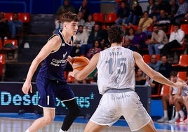 Miguel Ayesa defiende a Jordi Rodríguez en el choque de ayer entre el Clavijo y el Tizona de la Copa España.