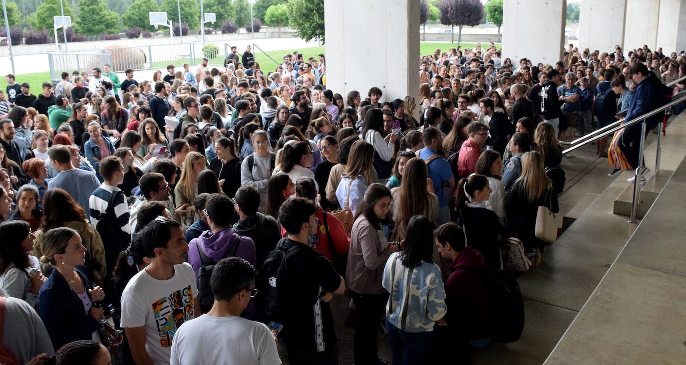 Opositores en Logroño el pasado mes de junio.