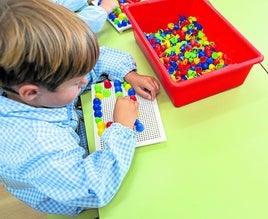 Un niño de Infantil juega con unos pinchos durante la visita de inicio de curso a Baños de Río Tobía.