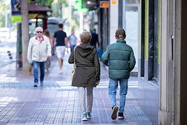 Gente abrigada ayer por las calles de Logroño.