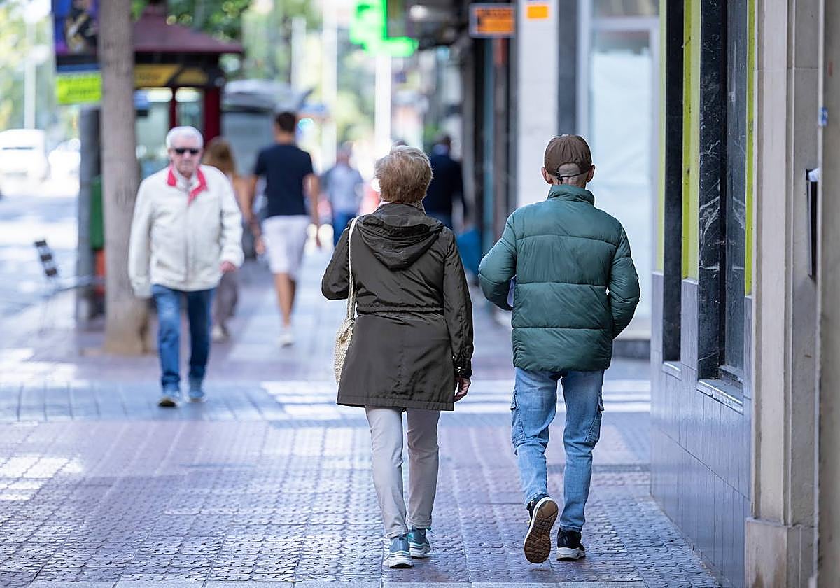 Gente abrigada ayer por las calles de Logroño.