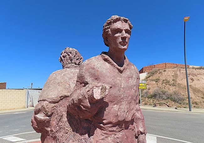 Alfaro. Estatua 'Entre Caminos', de Mapi Gutiérrez.