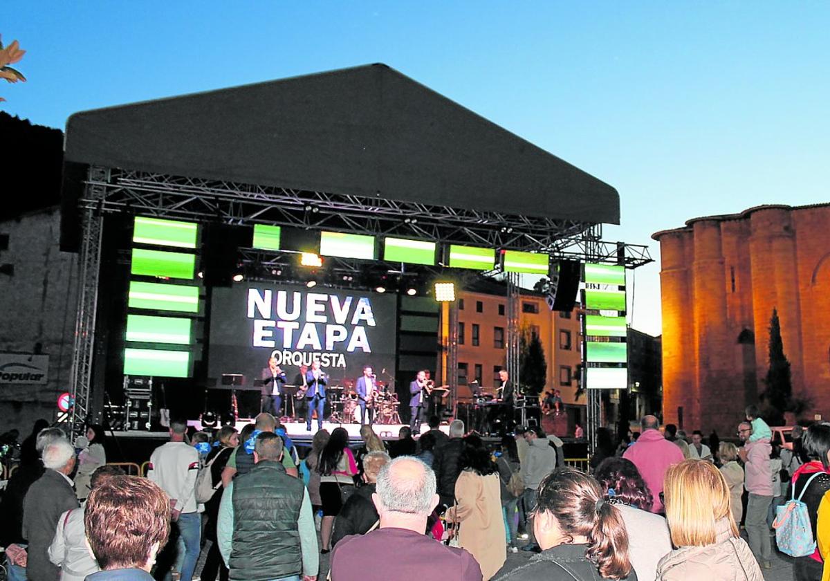 La céntrica plaza de España gozó de un gran ambiente durante todo el día, primero con el chupinazo y luego por la doble verbena de la orquesta navarra 'Nueva Etapa'.