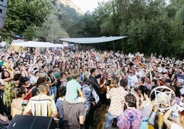 Depedro, entre el público viniegrés, en un concierto de Sierra Sonora.