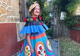 Elisa Sanz, con el vestido 'El patio de Maricarmen', ganador en 'Diseño y Originalidad' en el Concurso de Vestidos de Papel de Güeñes.