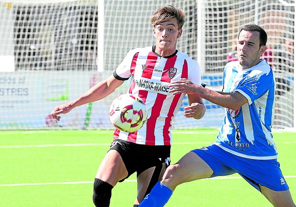 Pelea por el control del balón entre la UD Logroñés B y la Oyonesa en la Ciudad Deportiva blanquirroja.