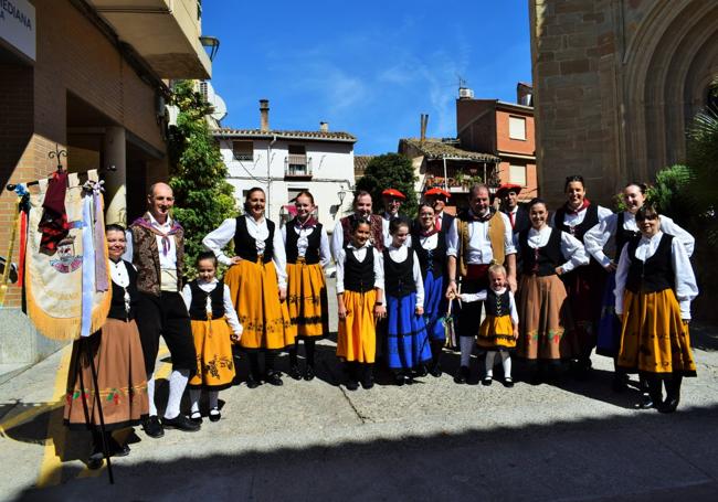 Danzadores y gaiteros de la Agrupación Camino Real de Villamediana de Iregua.