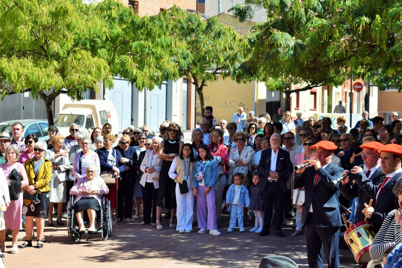 Expectación para ver las danzas en honor a Santa Eufemia en su ermita.