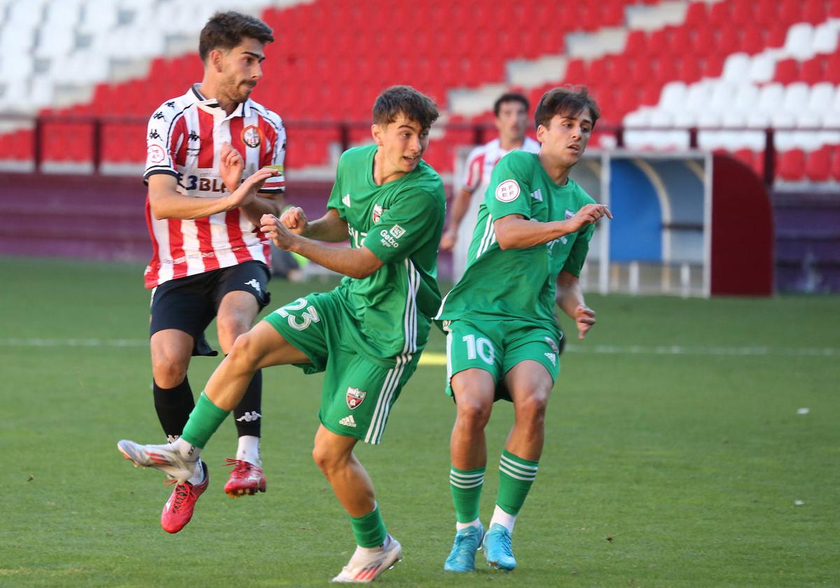 Lamadrid, el goleador de la SDL, remata desde la frontal.