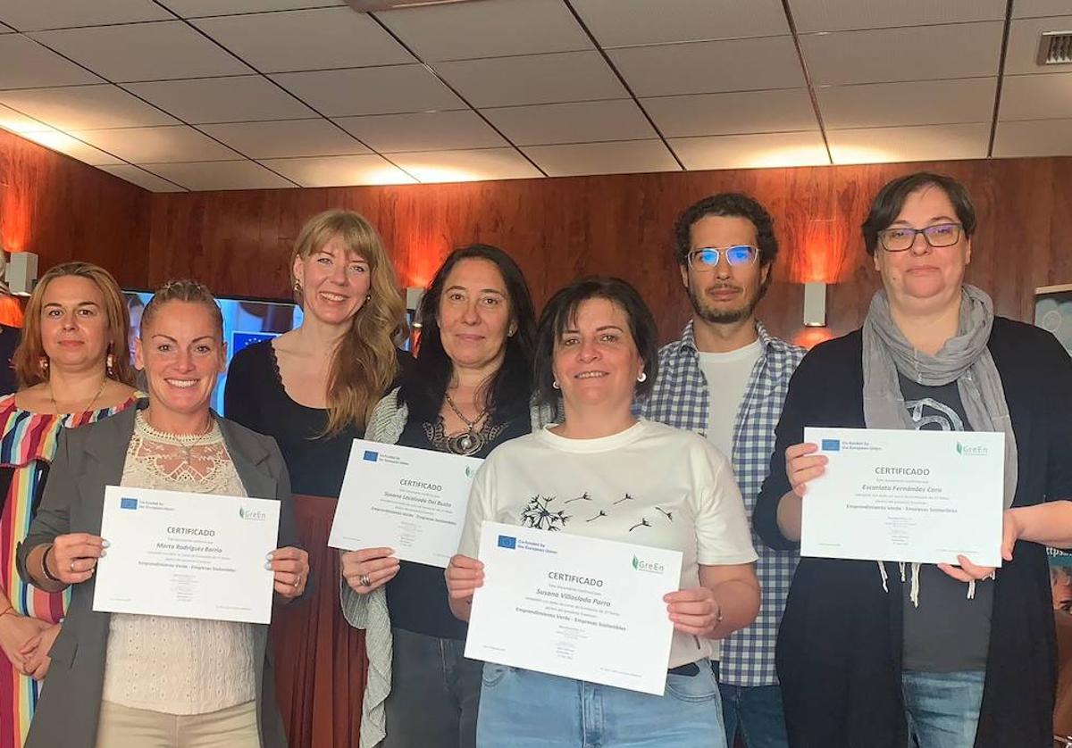 La Asociación para el Desarrollo y la Sostenibilidad entrega los diplomas a las 16 mujeres participantes en un proyecto europeo