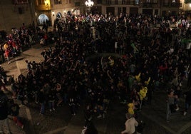 Concejales y alcalde en el balcón del Ayuntamiento.