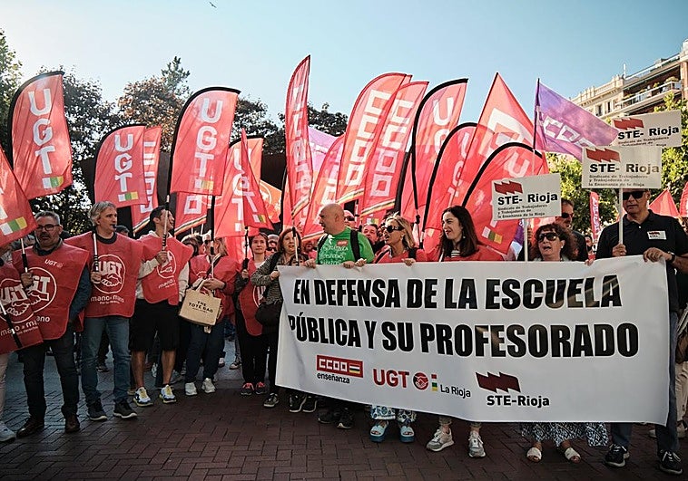 Concentración sindical del sector de Educación frente al Palacete de Vara de Rey.