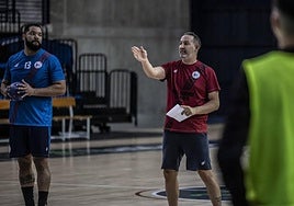 Miguel Velasco da una instrucción en un entrenamiento.