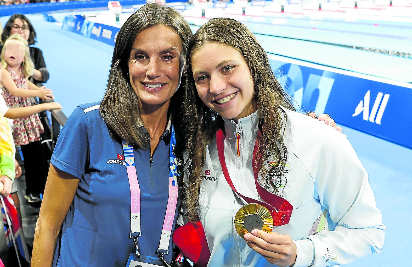 La reina Letizia felicita a la nadadora Anastasiya Dmytriv tras conseguir el oro en 100 braza SB8.