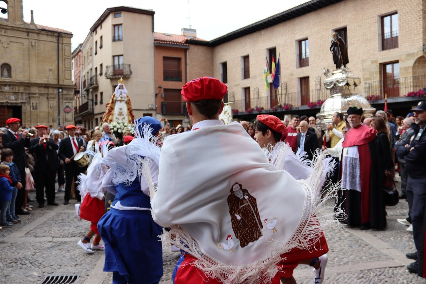 Los jóvenes danzadores bailan a las figuras de Santo Domingo de la Calzada y la virgen de la Plaza.