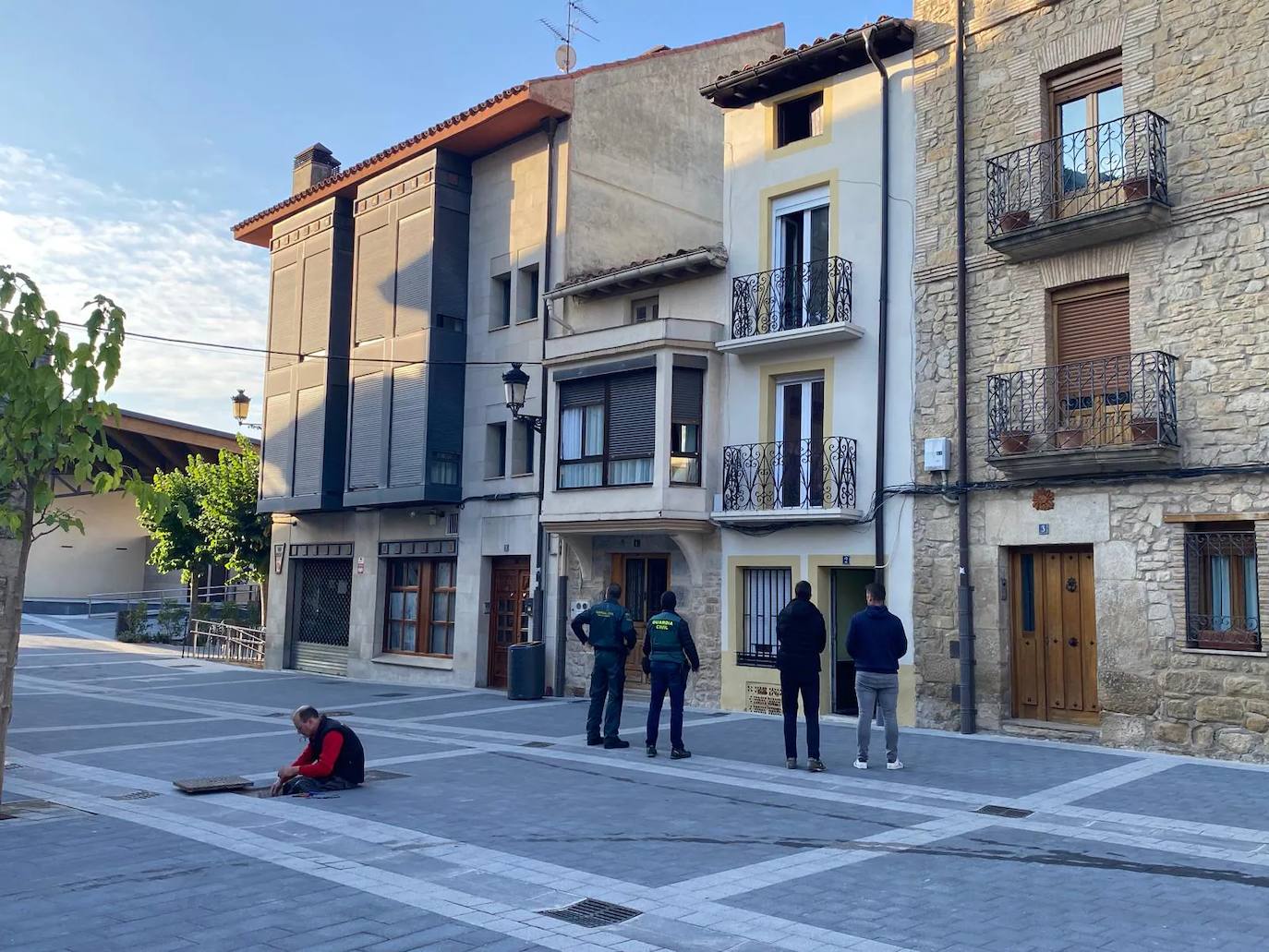 Plaza de San Vicente, de Oyón, donde se encuentra el piso en el que se han efectuado los registros en la localidad alavesa.