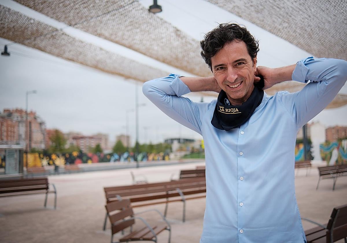 Andrés Pascual, escritor ypregonero mateo, anudándose el pañuelo.