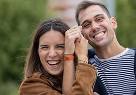 Los vendimiadores de este año, Marta Gil y Marcos Ascacíbar, posan orgullosos con la pulsera de La Rioja.