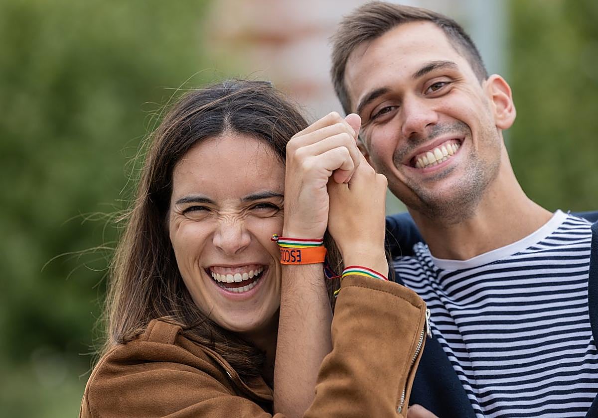 Los vendimiadores de este año, Marta Gil y Marcos Ascacíbar, posan orgullosos con la pulsera de La Rioja.