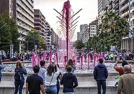 La fuente del vino, entre Vara de Rey y Gran Vía, ha quedado inaugurada oficialmente este jueves.