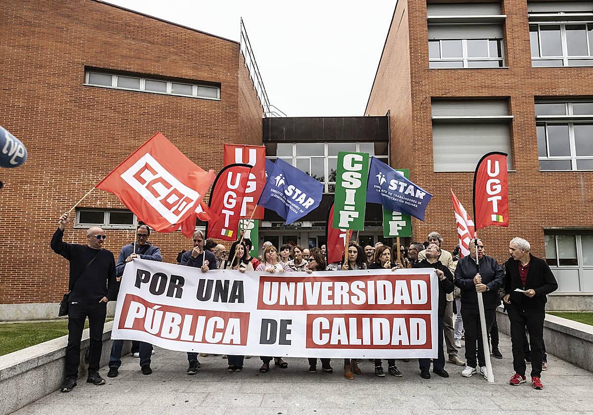 Protesta, este jueves, a las puertas de la UR, antes de la inauguración del curso académico.