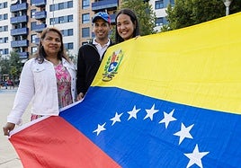 Argenida Viloria, José Alejandro Mújica e Isis Ojeda muestran la bandera de Venezuela en un parque de Logroño.